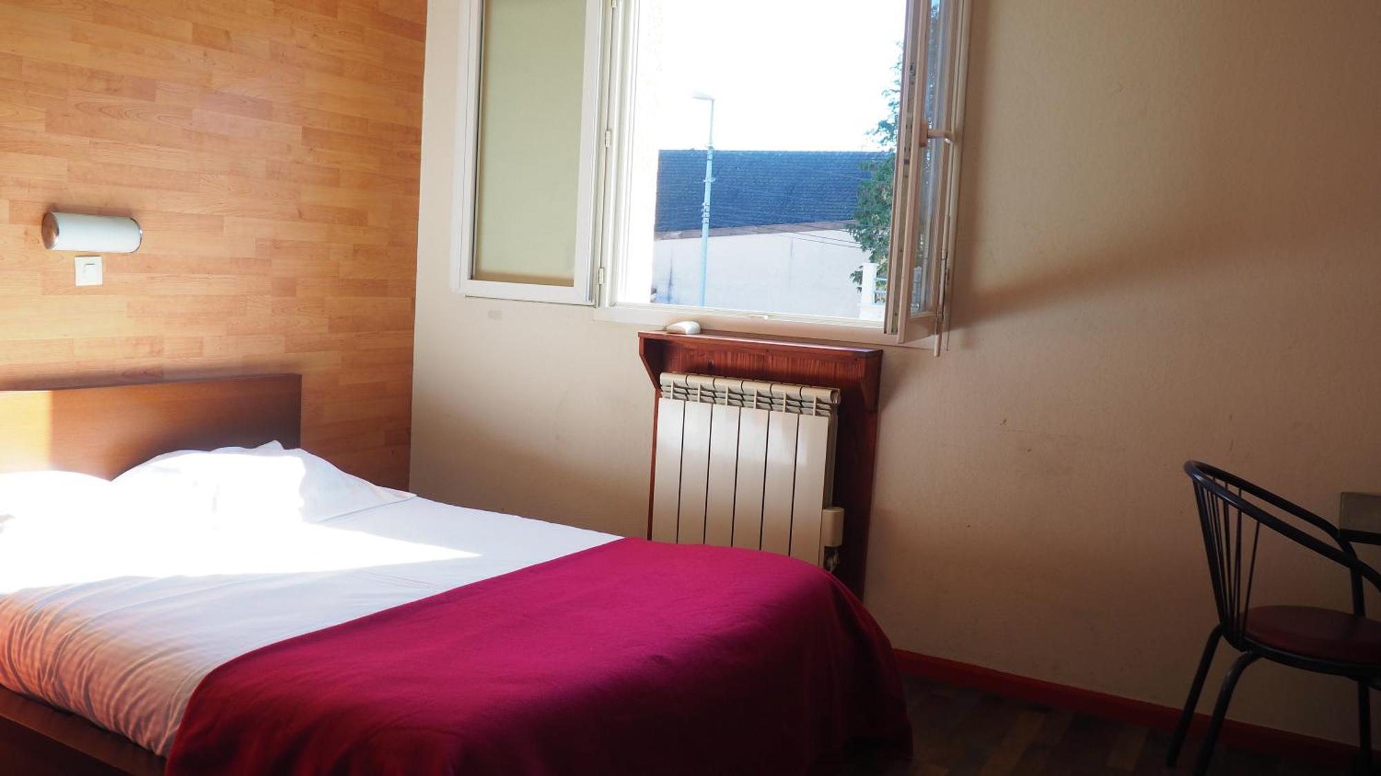Le Logis De La Garenne Hotel Morestel Екстериор снимка